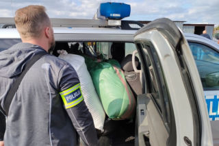 Duża akcja policji w Łódzkiem. Zatrzymanemu 42-latkowi grozi nawet 10 lat za kratkami