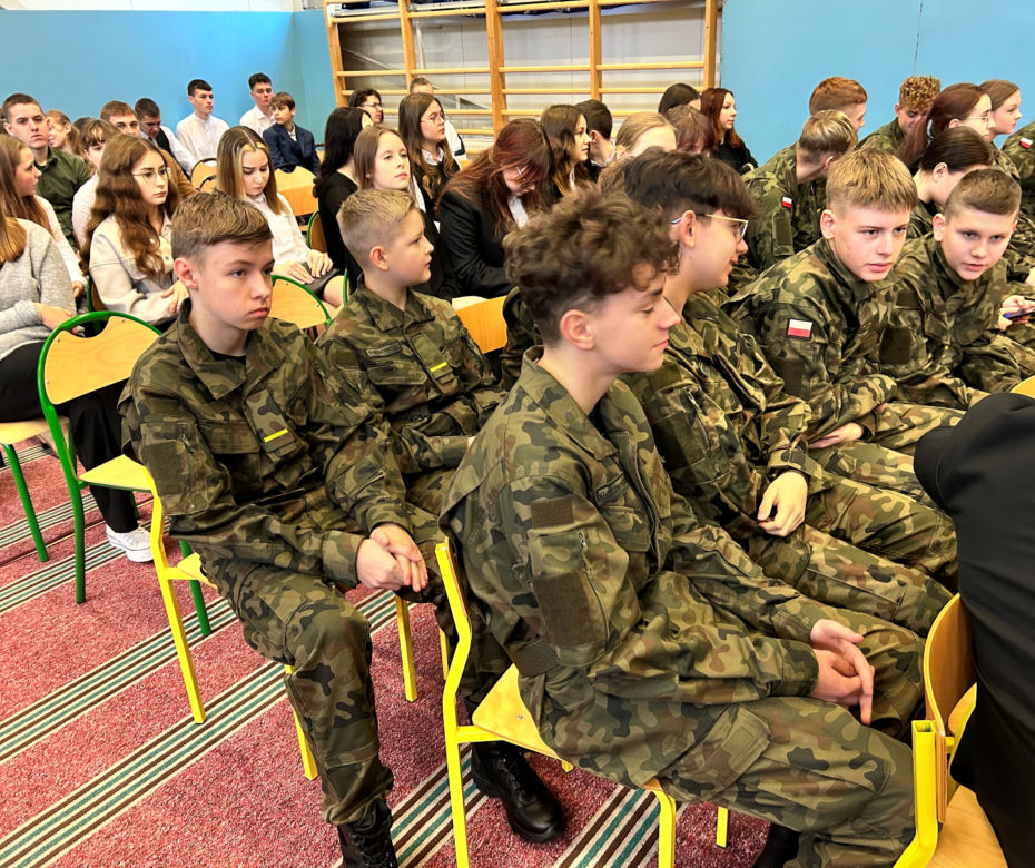 Uczniowie pierwszych klas w Kleczewie ślubowali na nowy sztandar