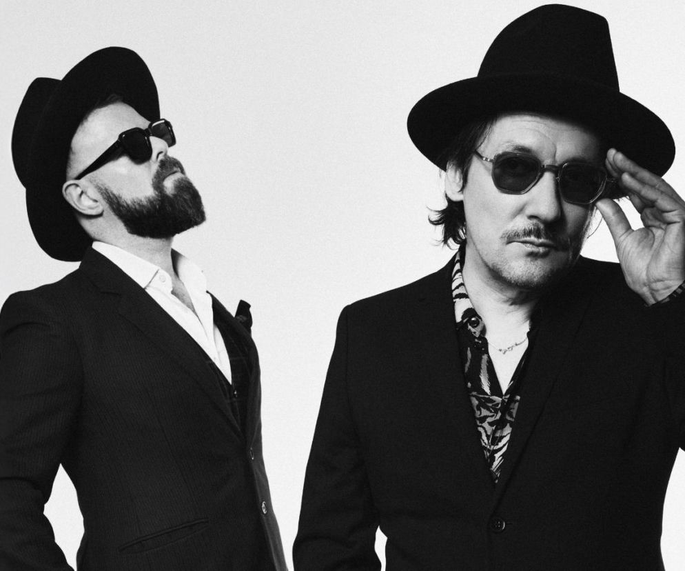 Smolik i Kev Fox w garniturach i kapeluszach. O ich występie przed Hollywood Vampires przeczytasz na EskaRock.