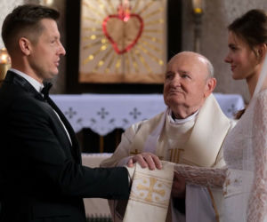 M jak miłość odc. 1634. Franka (Dominika Kachlik), Paweł (Rafał Mroczek), ksiądz proboszcz (Maciej Damięcki)