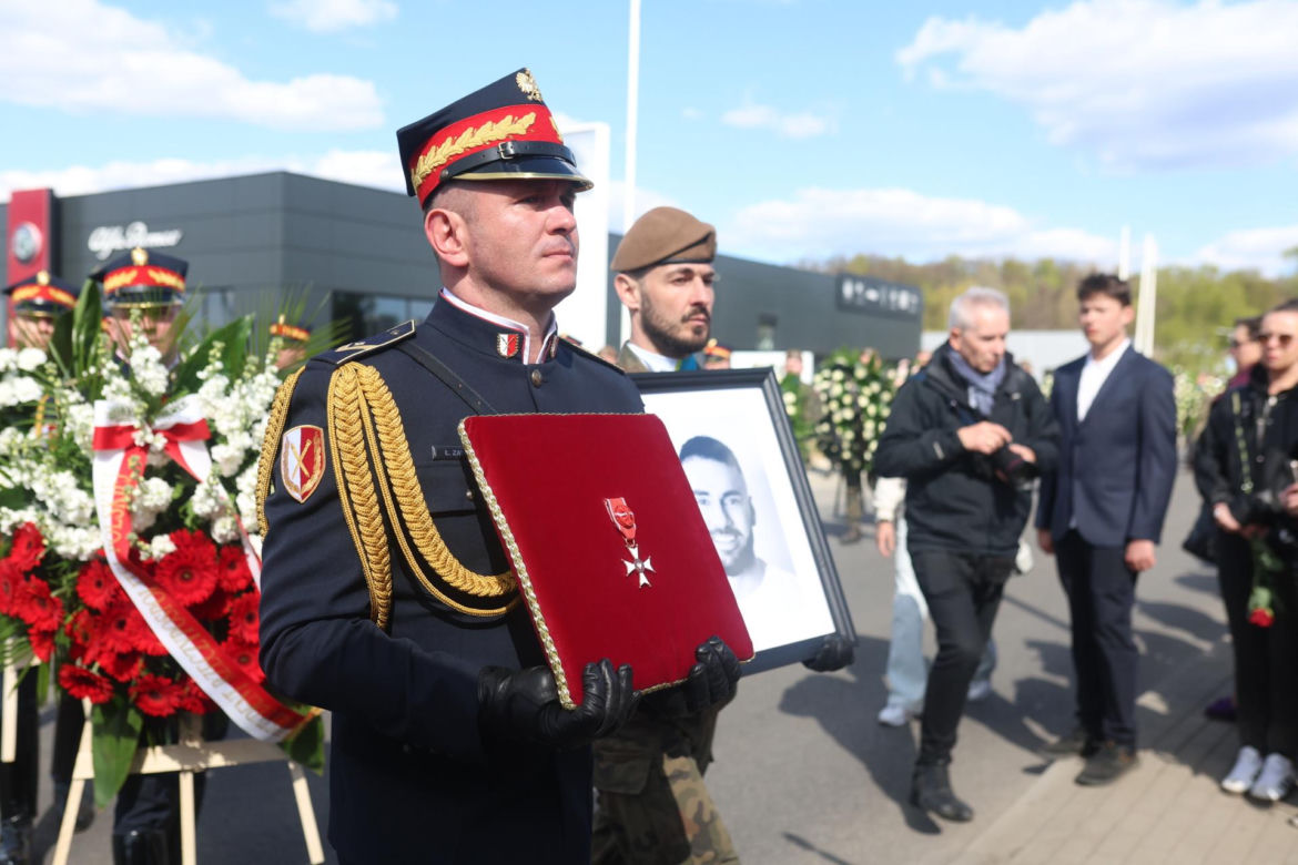Polacy żegnają Łukasza Litewkę. Kondukt żałobny