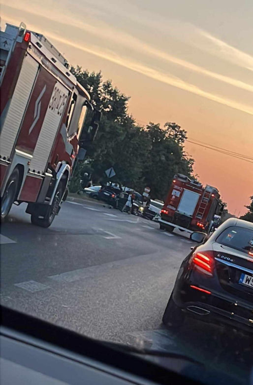 W wypadku na ul. Warszawskiej jedna osoba zginęła na miejscu. Łącznie pięć zostało przetransportowanych do szpitala