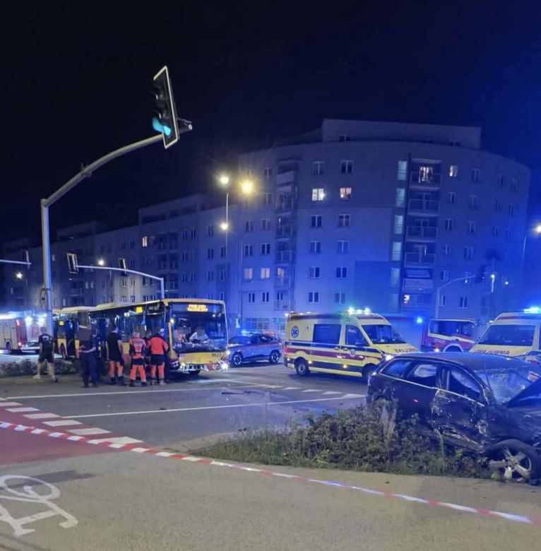 Rozpędzonym audi wjechał w autobus. Zdjęcia szokują