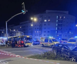 Rozpędzonym audi wjechał w autobus. Zdjęcia szokują