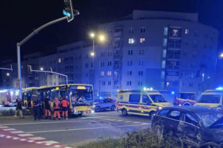 Rozpędzonym audi wjechał w autobus. Zdjęcia szokują