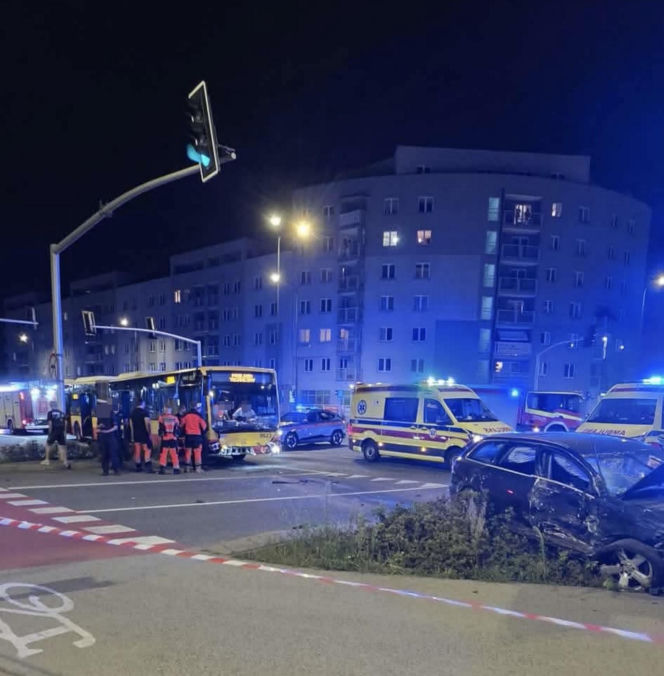 Rozpędzonym audi wjechał w autobus. Zdjęcia szokują