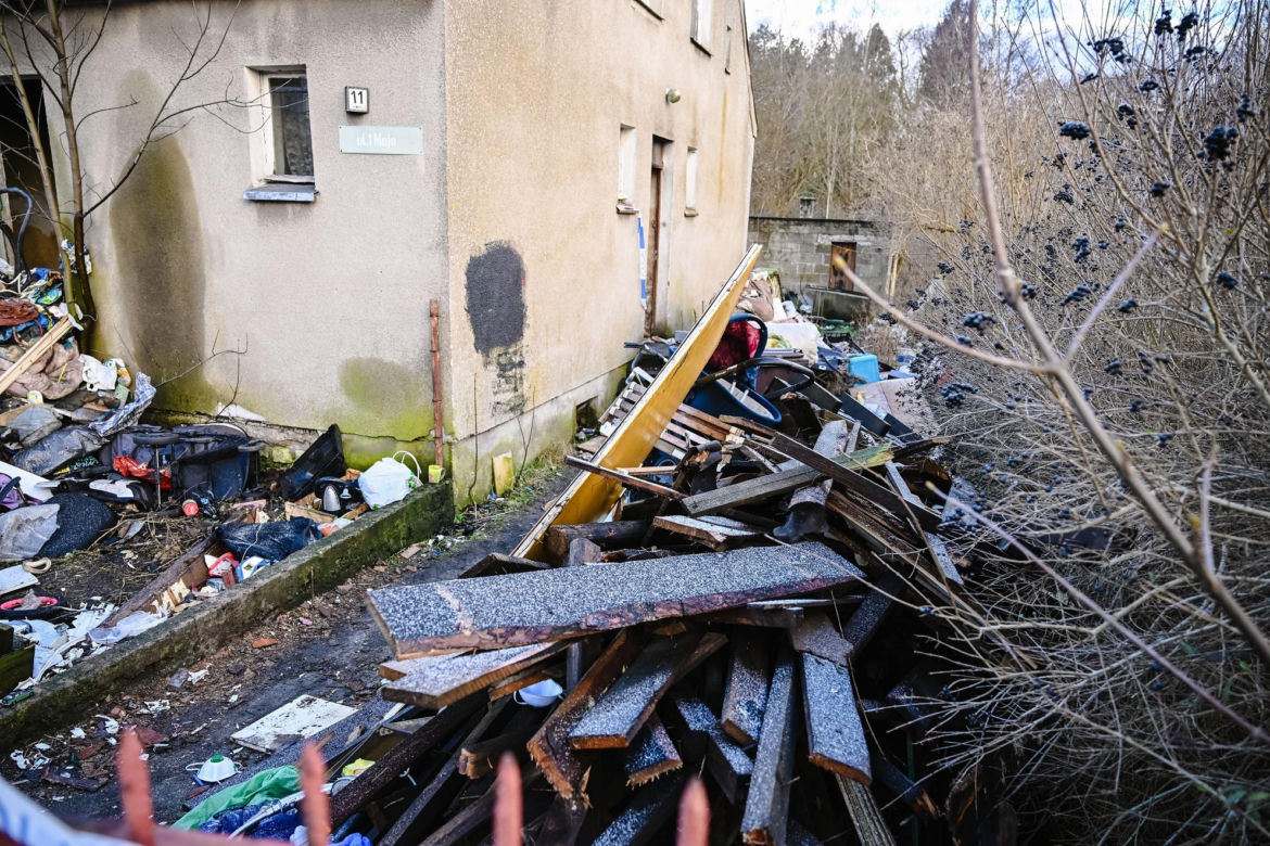 Pożar opuszczonego domu w Redzie. To tutaj zginęły trzy osoby. Zdjęcia z miejsca tragedii