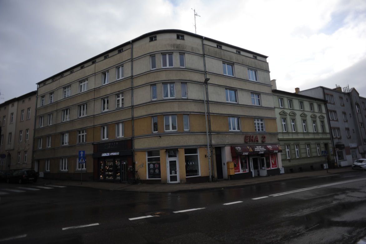 Koszalin: Dziecko wypadło z okna trzeciego piętra kamienicy