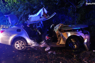 Roztrzaskane BMW i śmierć 19-latki. W scenariuszu zdarzenia mokra nawierzchnia i brawura - ZDJĘCIA
