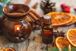 Wymieszaj w gorącej wodzie, zalej i postaw na półce w salonie. Aromatyczny zapach świąt rozniesie się po całym domu. Świąteczny zapach do domu