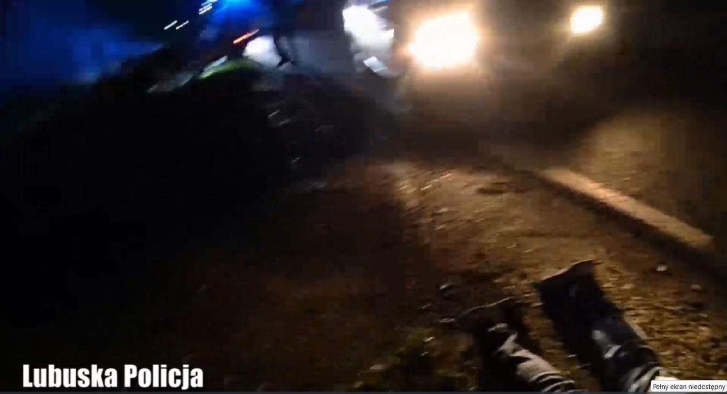 Szalony pościg w Zielonej Górze! Kierowca uciekał audi z dwoma kołami i dachował. Jest nagranie [ZDJĘCIA]