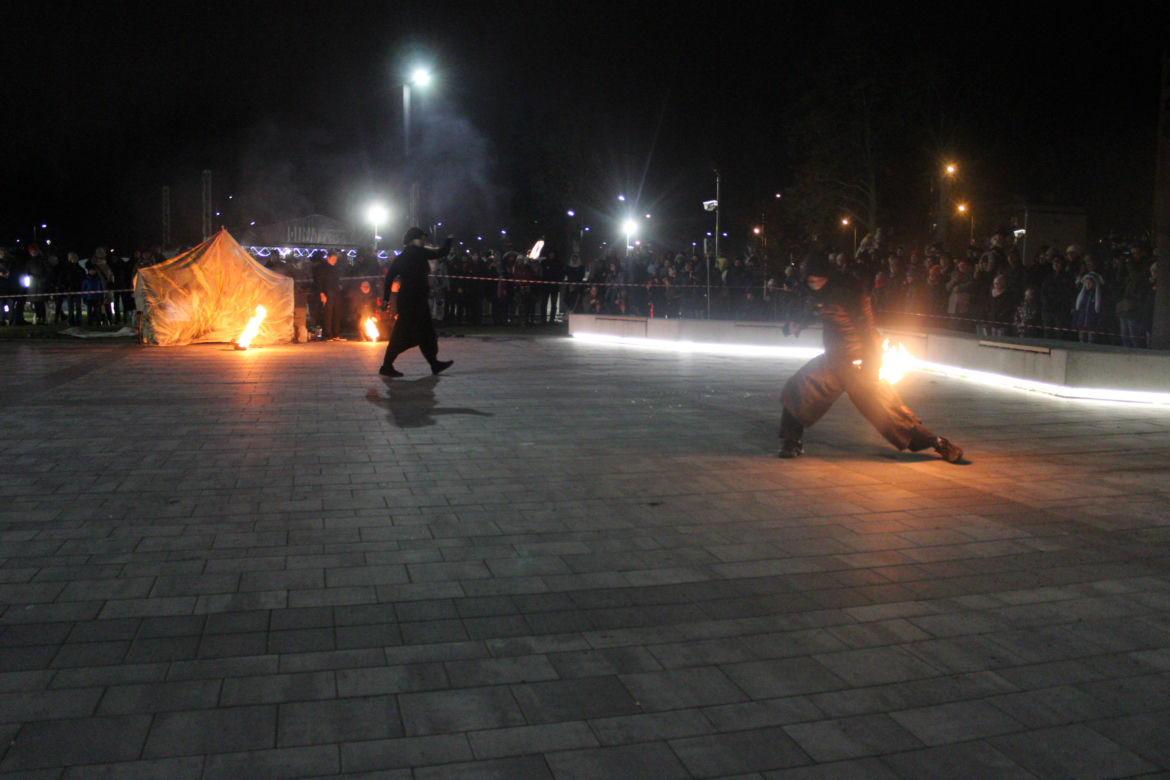 WOŚP 2023 w Krakowie: Fire Show w Nowej Hucie w wykonaniu grupy Spontan Fire