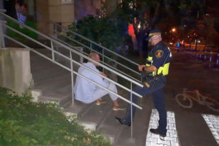 Warszawa: CHODZIŁ po mieście w samej PIŻAMIE! Nie UWIERZYSZ dlaczego!