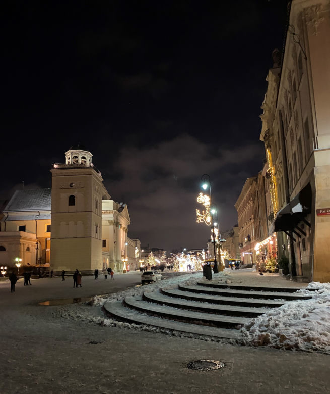 Warszawska iluminacja w śnieżny wieczór