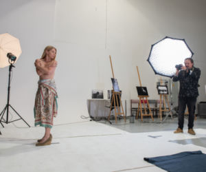 Na Wspólnej odc. 3120. Renata (Marta Jankowska), fotograf Roch (Piotr Łukawski)
