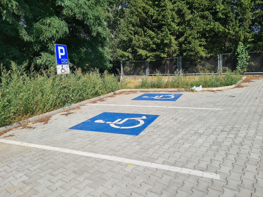 Parking dla niepełnosprawnych na samym końcu parkingu