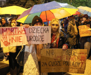 „Czerwona kartka za aborcję” przed Sejmem. Protest w Warszawie