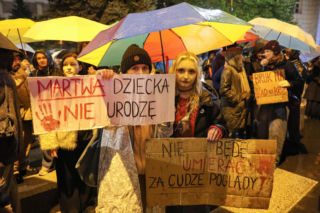 „Czerwona kartka za aborcję” przed Sejmem. Protest w Warszawie