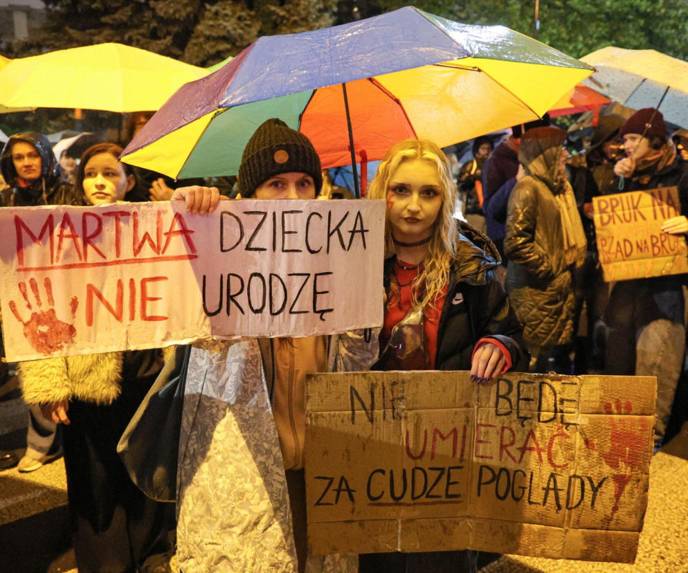 „Czerwona kartka za aborcję” przed Sejmem. Protest w Warszawie