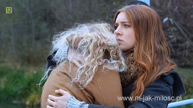 	M jak miłość. Natalka (Marcjanna Lelek), Ula (Iga Krefft)