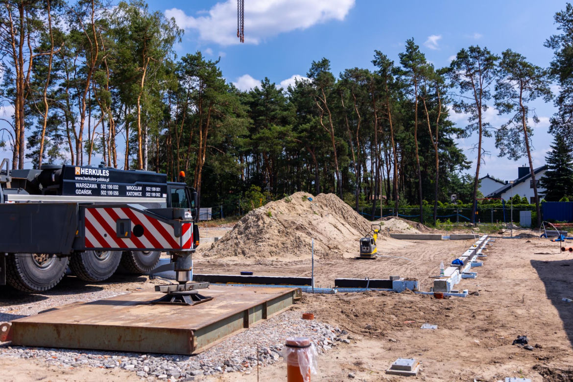 Budowa szkoły modułowej w Kobyłce pod Warszawą