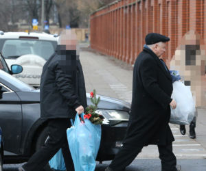 Prezes zawiózł choinkę na grób mamy