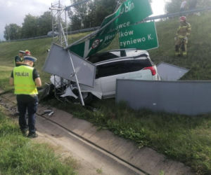 Auto skasowało znaki drogowe. Pojazd rozbity, kierowca w szpitalu 
