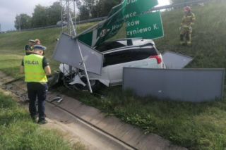 Auto skasowało znaki drogowe. Pojazd rozbity, kierowca w szpitalu 