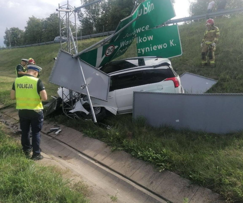 Auto skasowało znaki drogowe. Pojazd rozbity, kierowca w szpitalu 