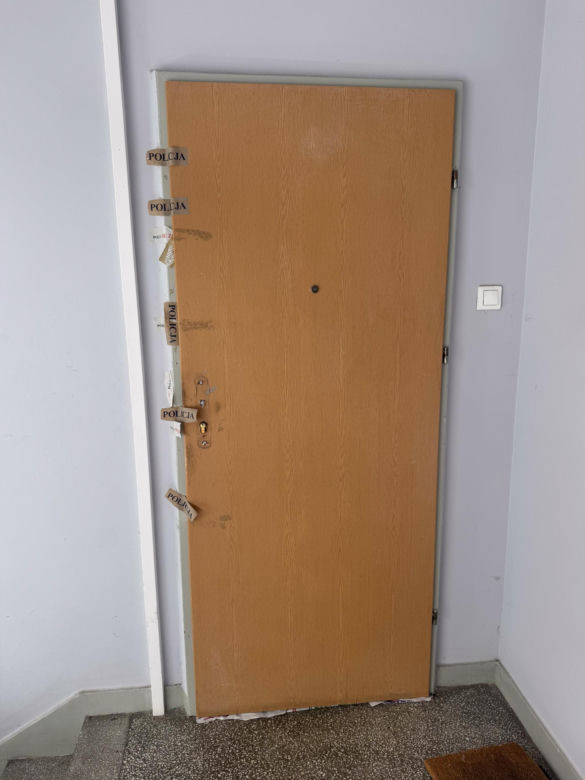 Zwłoki leżały miesiącami w mieszkaniu. Mieszkańcy alarmowali, gdy było już za późno