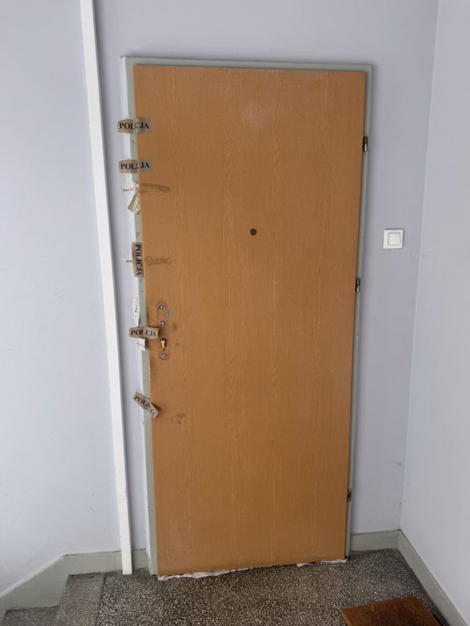Zwłoki leżały miesiącami w mieszkaniu. Mieszkańcy alarmowali, gdy było już za późno