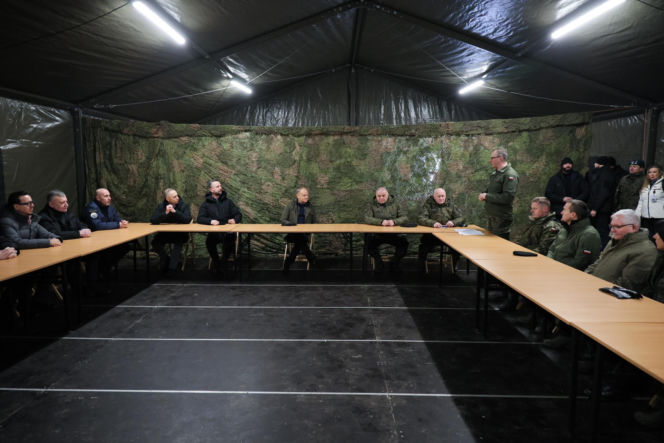 Premier i szef MON na poligonie w Zielonce obserwowali testy bezzałogowców