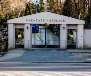 Koronawirus w Trójmieście. Zamiast po parku, plaży czy lesie ludzie spacerują po cmentarzach