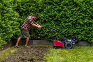 Nowoczesna glebogryzarka ułatwia pracę w ogrodzie na wiosnę