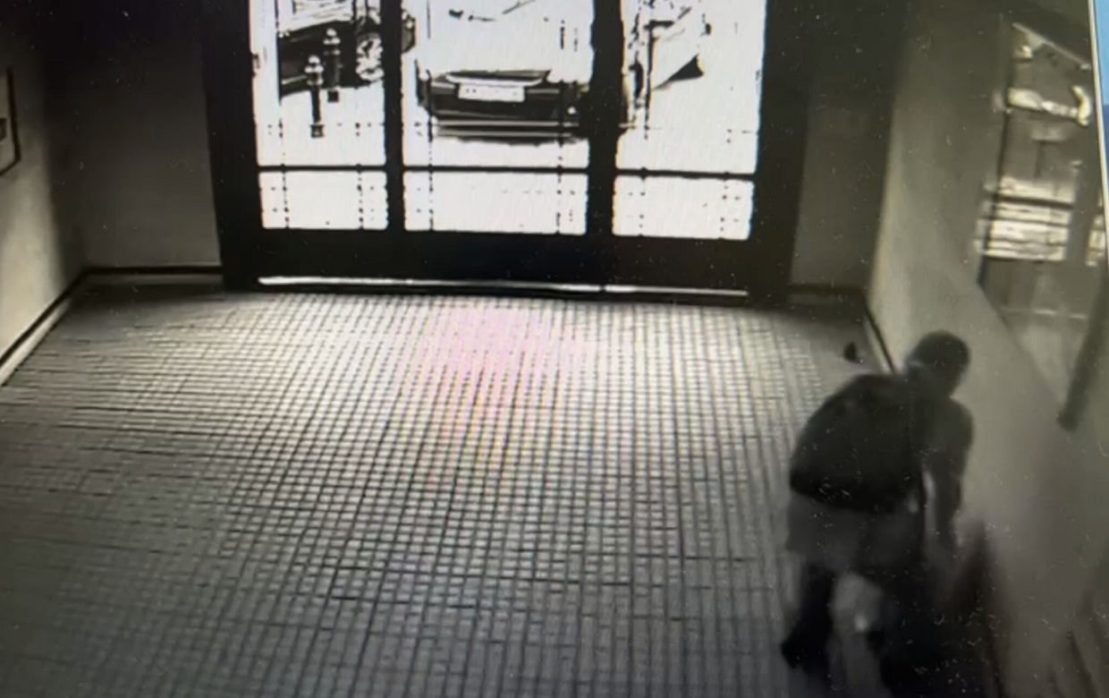Ukradł walizki z klatki schodowej. Przed policją schował się... pod łóżko