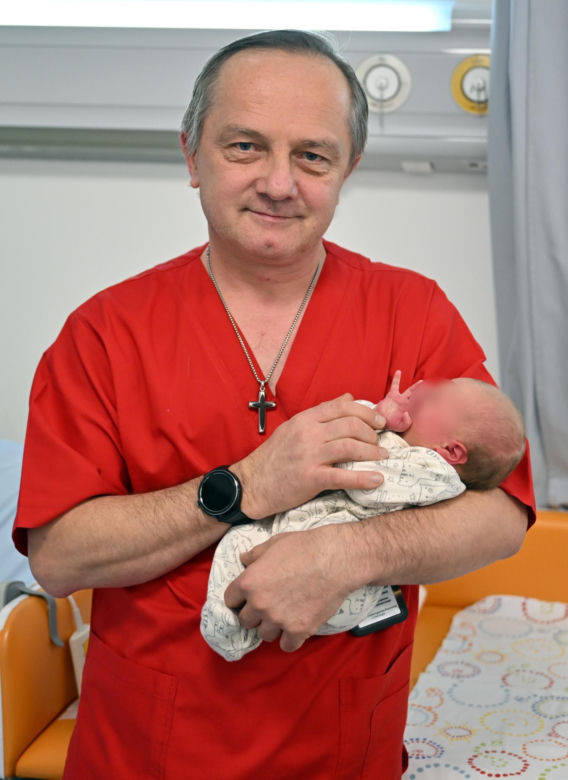 Pan Grzegorz to pierwszy położny w Polsce! Zdradza, jak oszukał system, by pomagać rodzącym kobietom