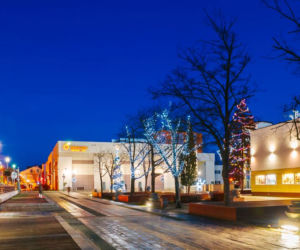 Bełchatów: Miasto rozbłysło tysiącem światełek! Bożonarodzeniowe iluminacje robią wrażenie 