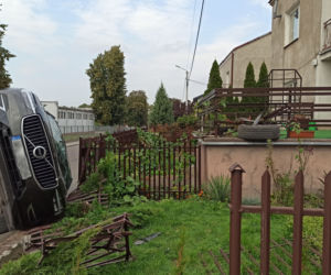 Kierująca Volvo zmiotła Opla z drogi i wylądowała na płocie posesji