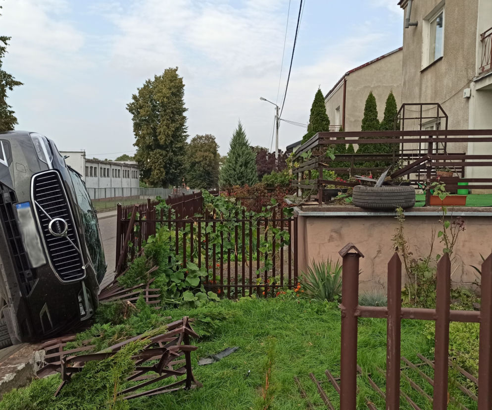Kierująca Volvo zmiotła Opla z drogi i wylądowała na płocie posesji