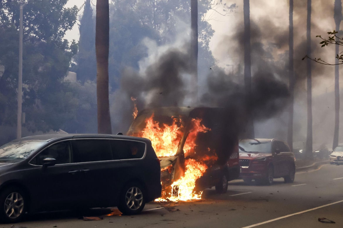 Dzielnica gwiazd płonie! Ogień trawi Los Angeles, celebryci uciekają. "Opuśćcie domy teraz!"