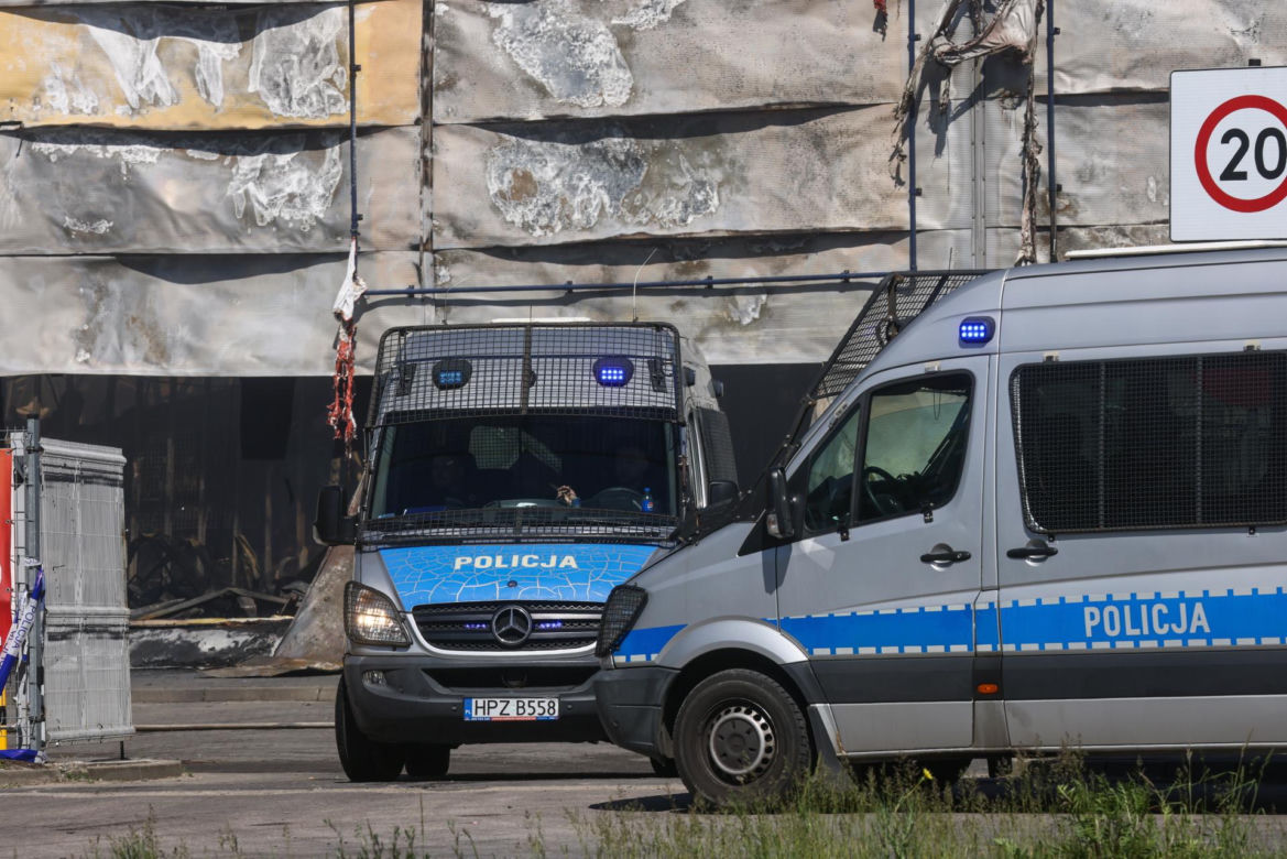 Pożar na Marywilskiej 44. Nieznana osoba z bronią wdarła się na teren centrum 
