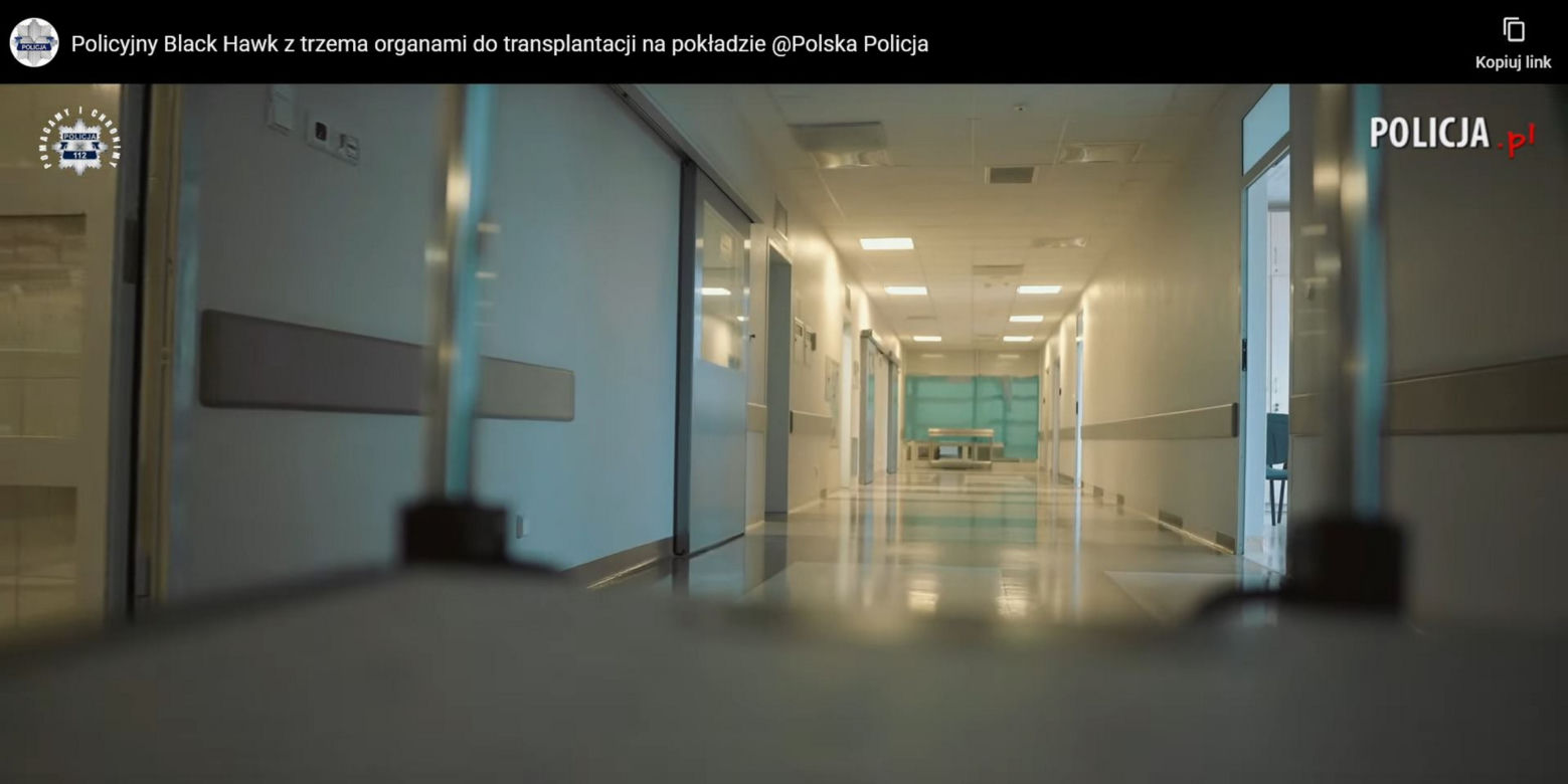 Policyjny Black Hawk w akcji. Na pokładzie śmigłowca narządy do przeszczepu