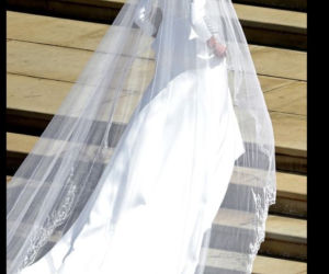 SUKNIA ŚLUBNA MEGHAN MARKLE NA SCHODACH DO KOŚCIOŁA