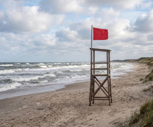 Sinice Pogorzelica. Czy w Pogorzelicy można się kąpać 24.08? Flaga, warunki pogodowe