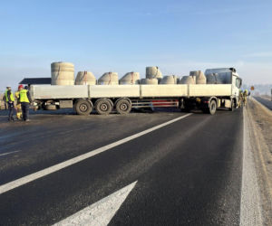Osobówka wbiła się pod naczepę ciężarówki. Kierowca nie żyje, droga krajowa zablokowana