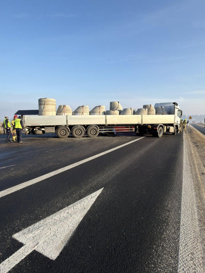 Osobówka wbiła się pod naczepę ciężarówki. Kierowca nie żyje, droga krajowa zablokowana