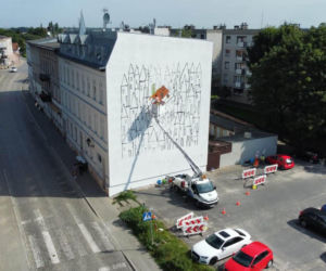 Hospicjum Kolory i ich mural na kamienicy w Lesznie