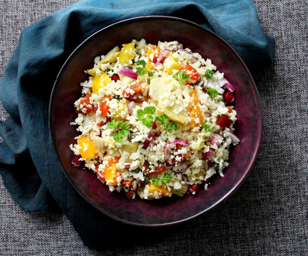 Sałatka z surowego kalafiora: prosty przepis na chrupiącą i zaskakującą sałatkę