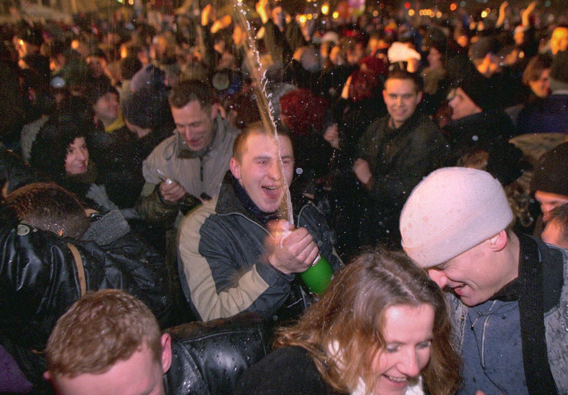 Takie Sylwestry już nie wrócą. Tak świętowano Nowy Rok w latach 2000