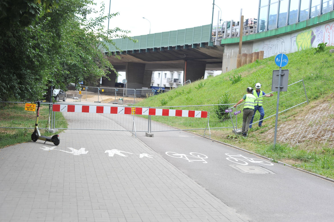 Droga rowerowa grozy przy Trasie Łazienkowskiej. Drogowcy nie chcą nic poprawiać
